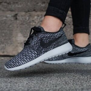 Nike Roshe Flyknit sneakers